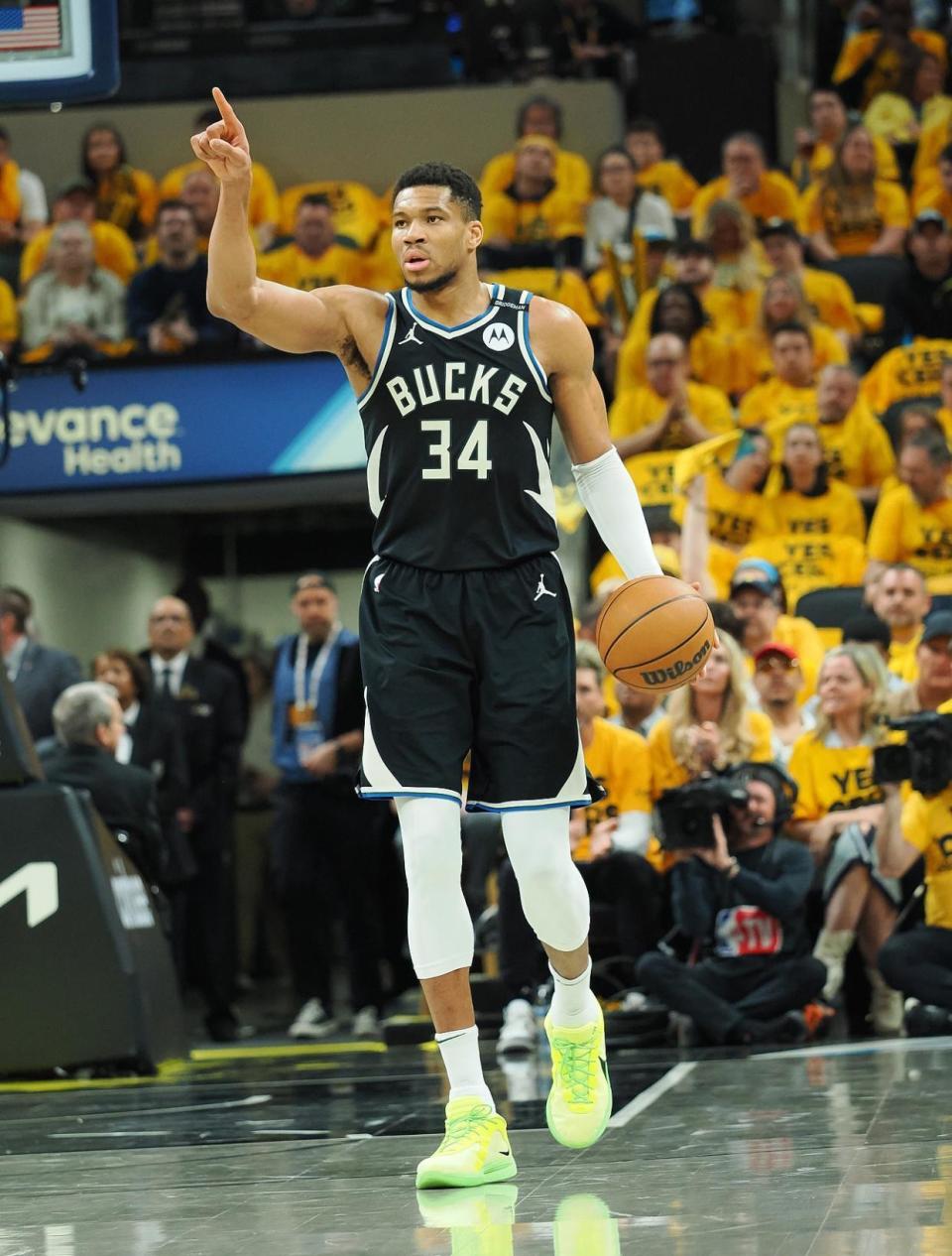 关于史密斯全队两双，雄鹿主场击败国王的信息