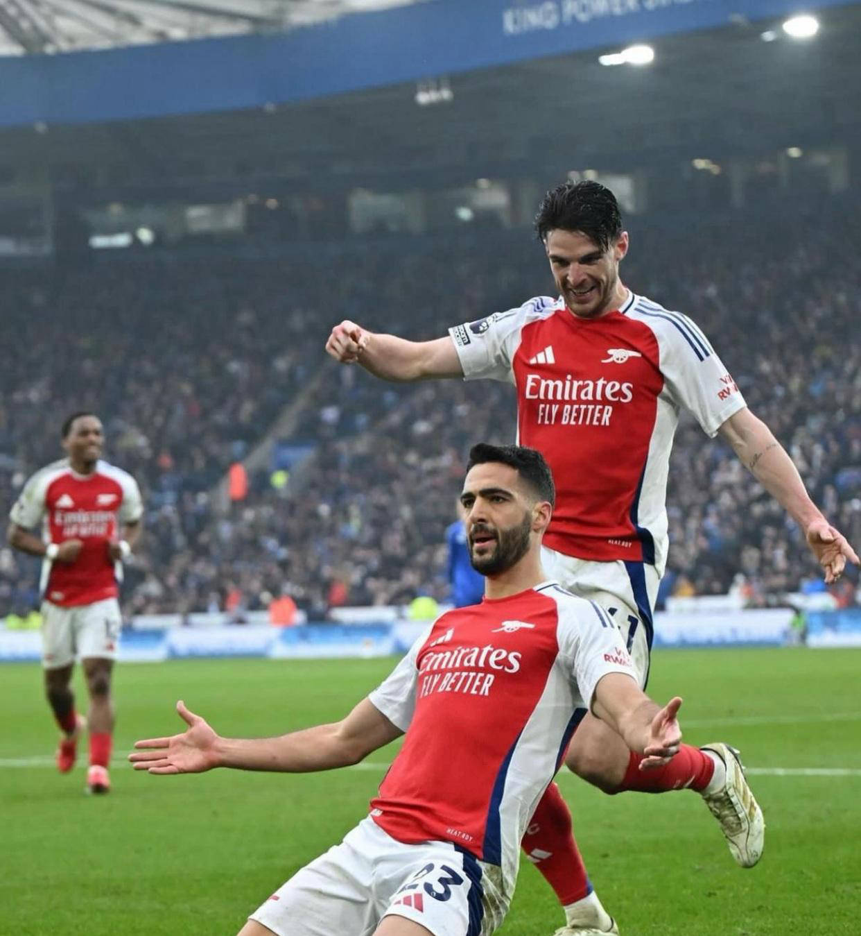 关于阿森纳前锋奋力争先，逆转胜利眼看冲顶的信息