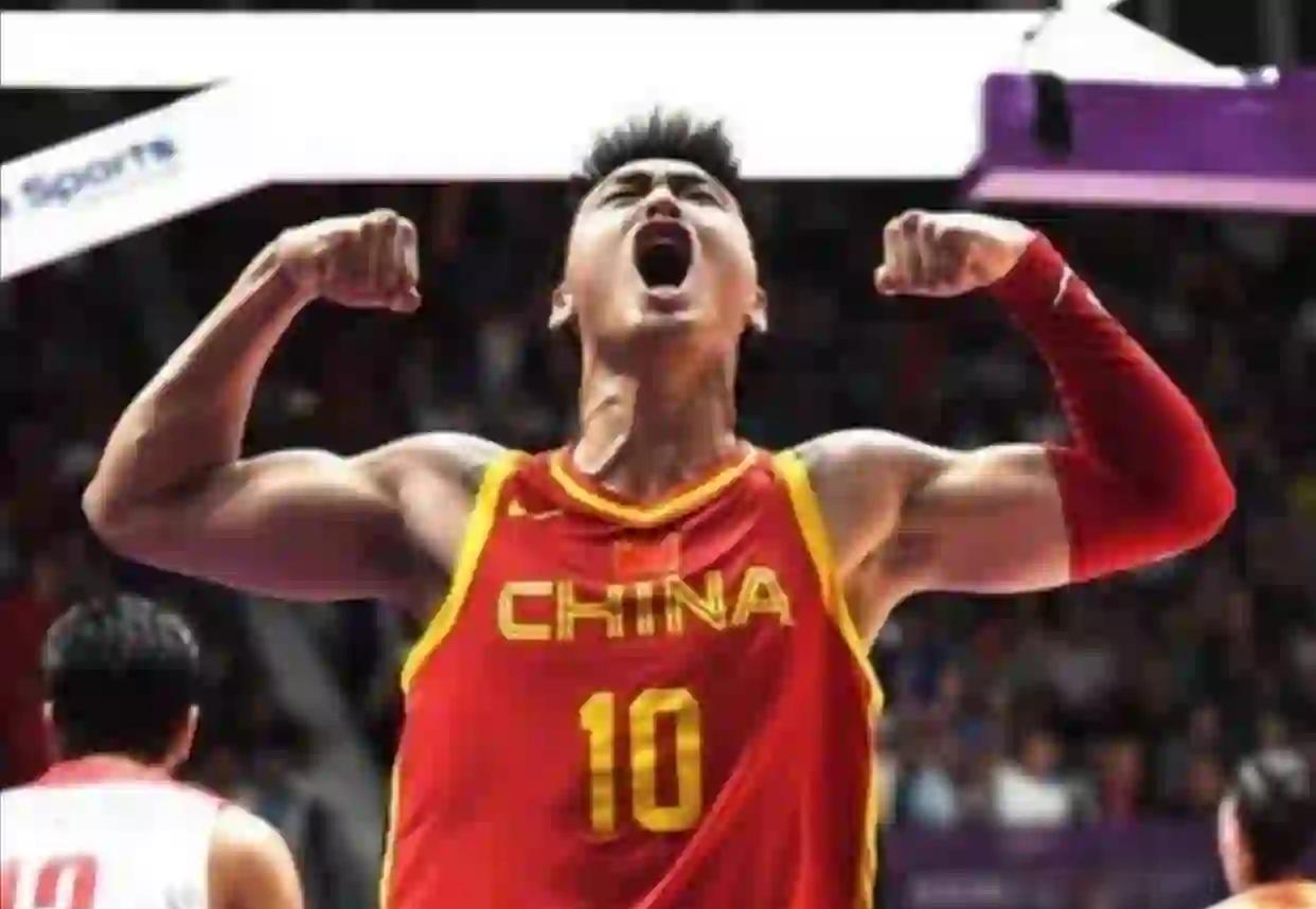 篮球明星个人表现出色指引球队获胜