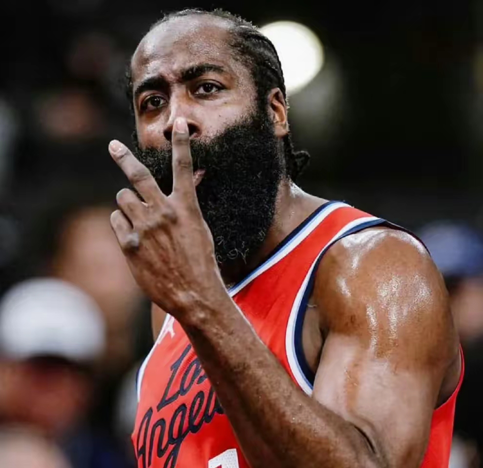 篮球明星个人表现出色指引球队获胜 篮球明星个人表现出色指引球队获胜